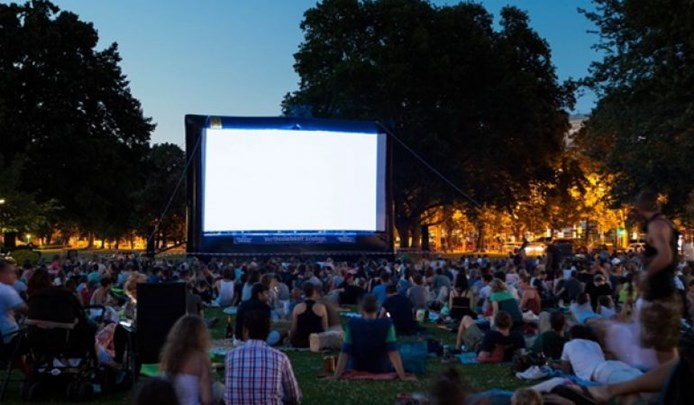 organizzare un cinema all'aperto per l'estate